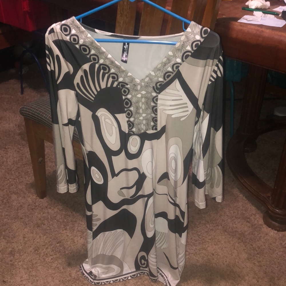 Cute 🥰 3/4 sleeve that flares midi skin tight dress